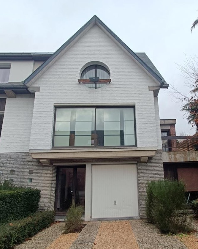 façade avant de l'immeuble comprenant un logement supplémentaire non régulier