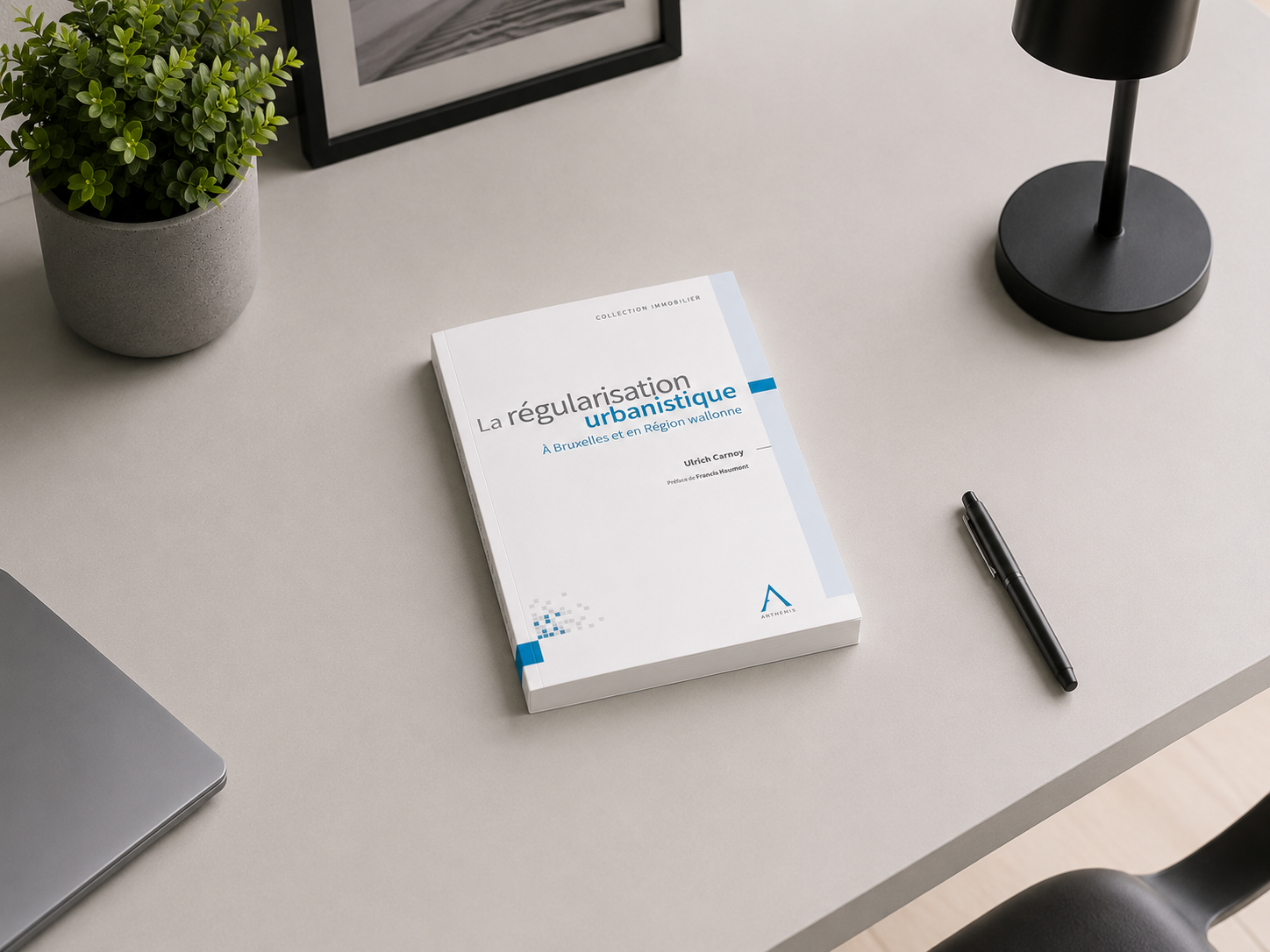livre posé sur bureau de couleur blanche traitant de la régularisation urbanistiques et du regard de l'architecte à ce sujet.