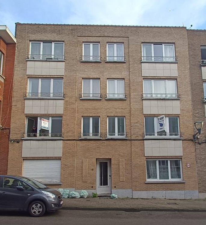 façade avant en briques avec remplacement de châssis en pvc blanc en infraction urbanistique