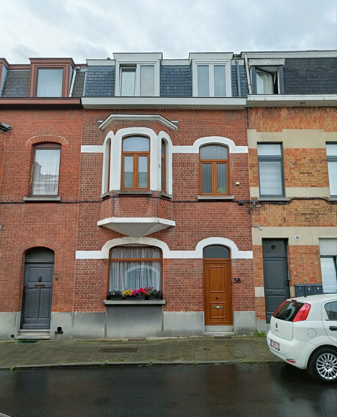 façade avant avec remplacement des menuiseries extérieures de bois vers pvc