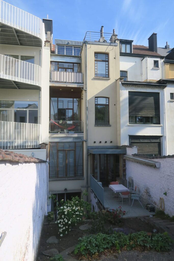 photo contexte bâti avec maison entourée de plusieurs constructions en intérieur d’îlot