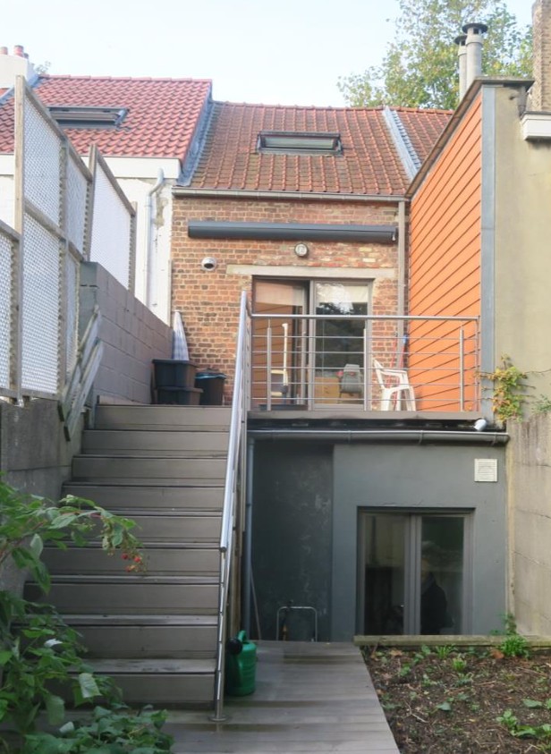 façade arrière avec terrasse aménagée sur toiture plate et escalier menant vers le jardin