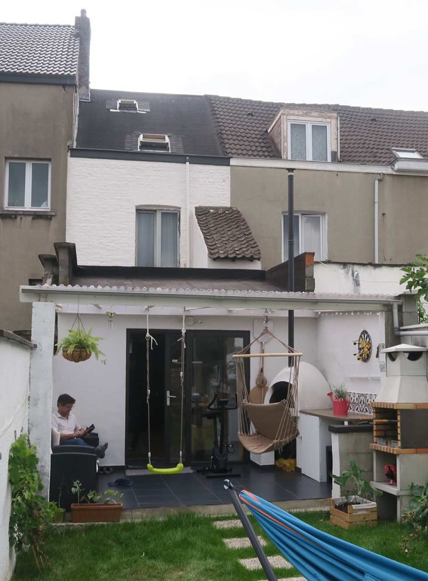 annexe à régulariser à toiture légèrement inclinée qui a permis d'agrandir le séjour
