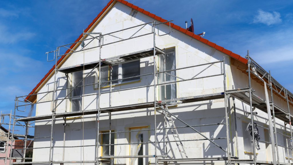 Façade d'une maison en travaux : isolation par l'extérieur à Bruxelles avec permis d'urbanisme