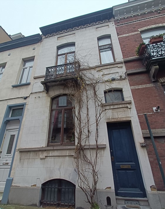 Photo de la façade avant où apparait les châssis en infraction