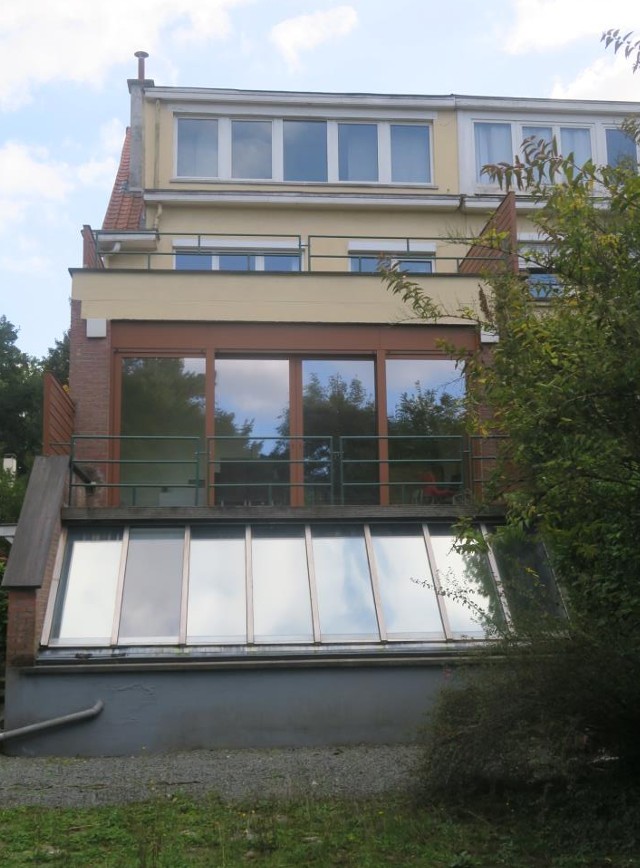photo de la façade arrière de la maison en infraction urbanistique